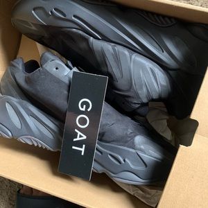 Yeezy 700 never worn